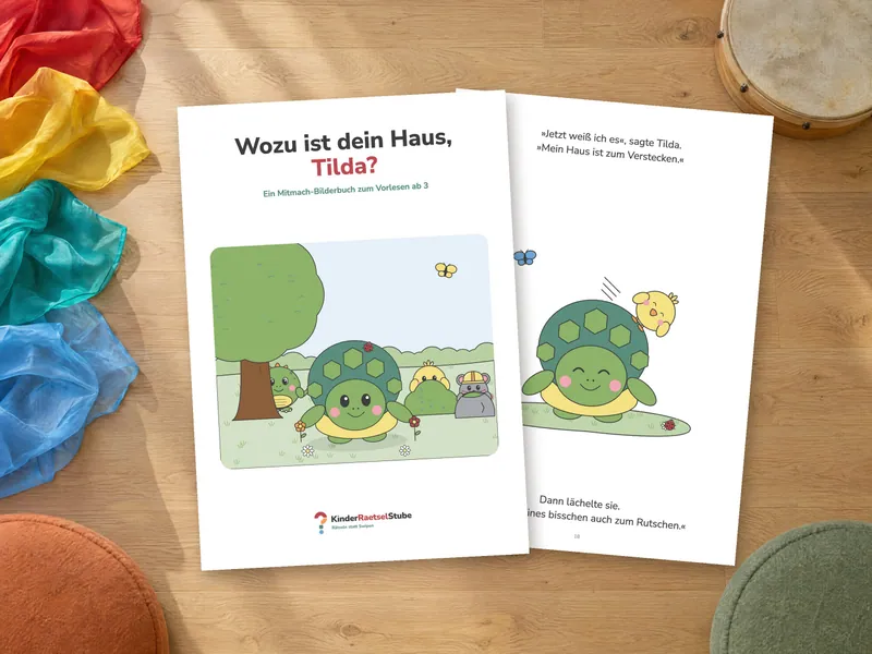 Umschlag und die Schlussseite mit Tilda und Pippa auf einem hellen Holzboden mit bunten Tüchern, Sitzkissen und einer Handtrommel. Montage aus den echten PDF-Seiten und einem KI-generierten Foto.