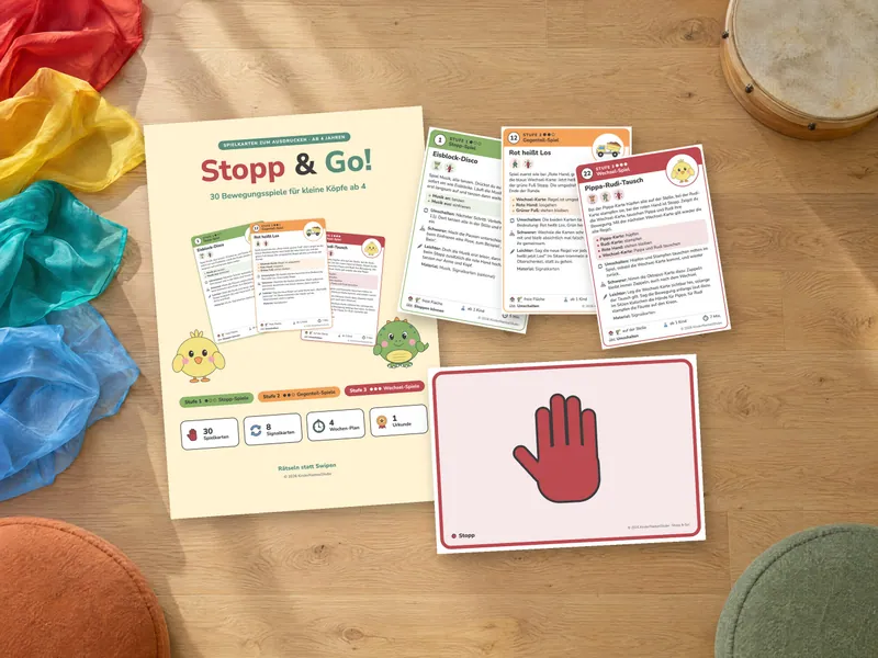 Titelseite, drei ausgeschnittene Spielkarten aus allen drei Stufen und die Stopp-Signalkarte auf dem hellen Holzboden einer Kita mit bunten Tüchern, Handtrommel und Sitzkissen. Montage aus den echten PDF-Seiten und einem KI-generierten Foto.