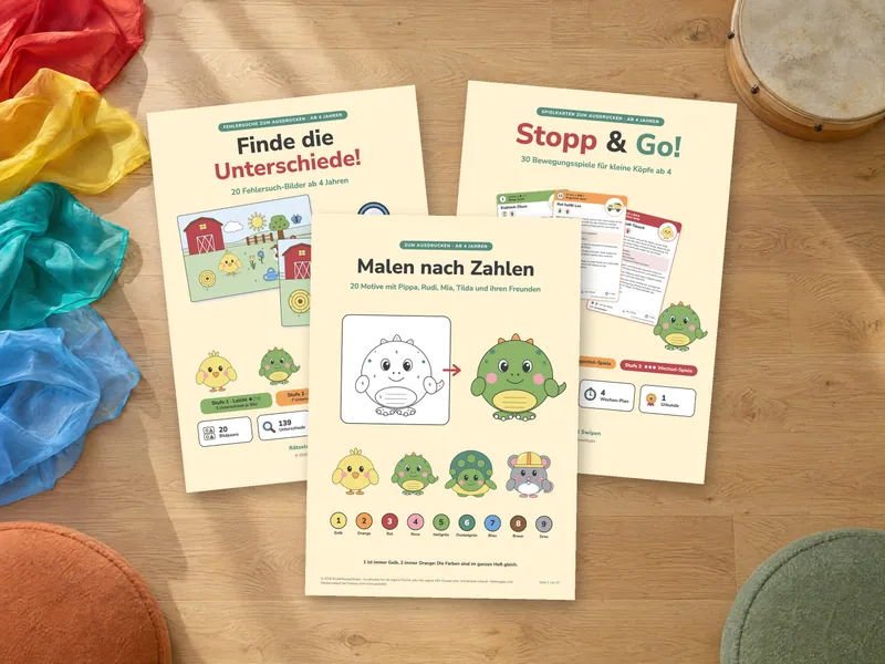 Die drei Titelseiten liegen auf dem hellen Holzboden einer Kita mit bunten Tüchern, Handtrommel und Sitzkissen. Montage aus den echten PDF-Seiten und einem KI-generierten Foto.