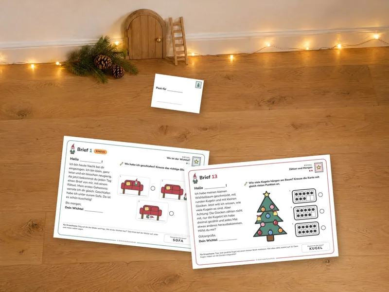 Brief 1 und Brief 13 und ein gefalteter Mini-Umschlag „Post für“ auf einem Holzboden vor einer kleinen Holztür an der Fußleiste, daneben eine winzige Leiter, ein Tannenzweig und eine Lichterkette. Montage aus den echten PDF-Seiten und einem KI-generierten Foto.